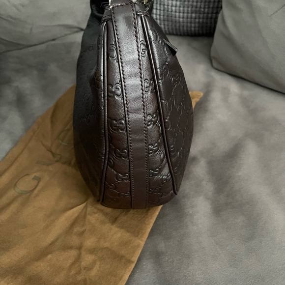 ~ SOLD ~ Gently used GUCCI hobo shoulder bag ~ 👜💃🏽 - Picture 4 of 11